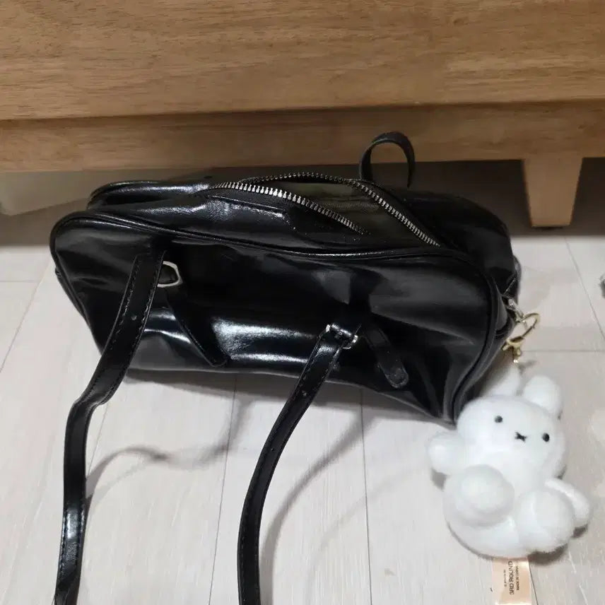[BUNJANG] Black Enamel Shoulder Bag / 블랙 에나멜 숄더백