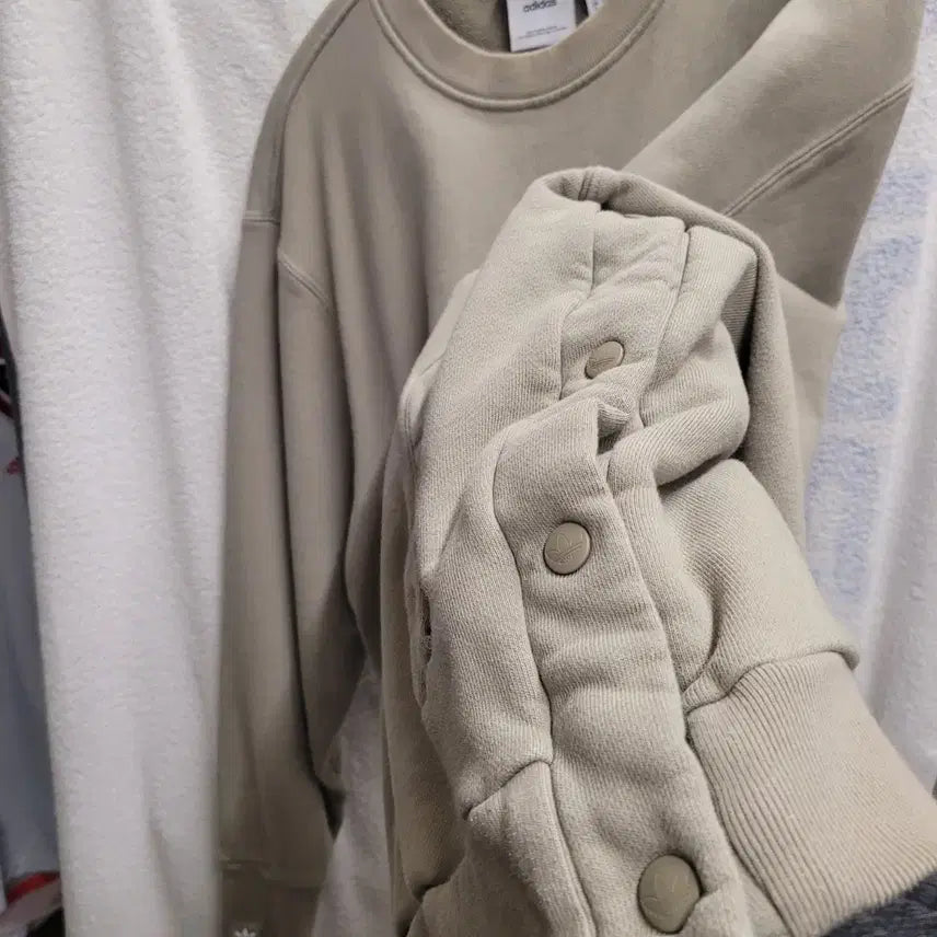 [BUNJANG] Adidas Khaki Crewneck Sweatshirt / 아디다스 맨투맨 티셔츠 카키색