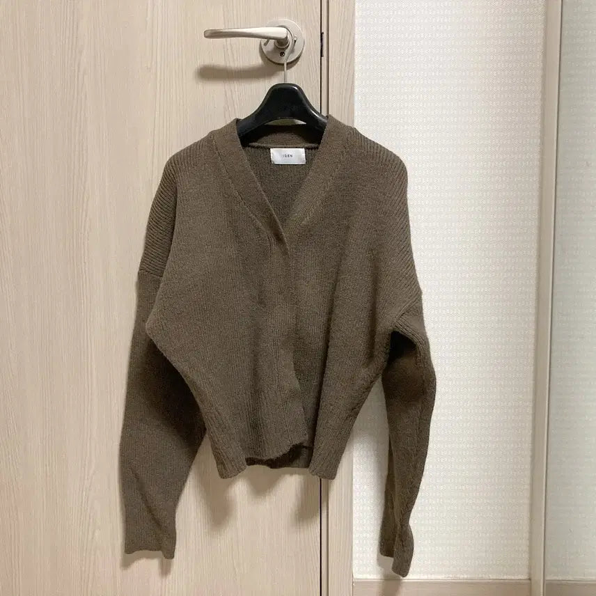 [SOLD OUT] 메이빈스 브이넥가디건