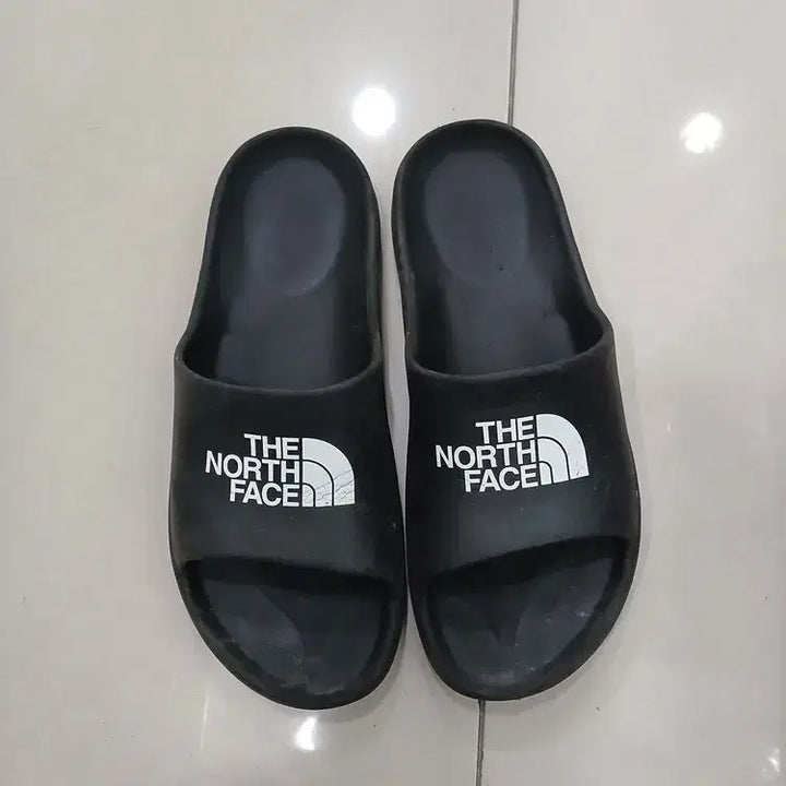 [BUNJANG] Used Slippers Size 280 / 280사이즈 중고 슬리퍼 앞옆조금뜯어짐 막신으실분만 추천 사용감많아요