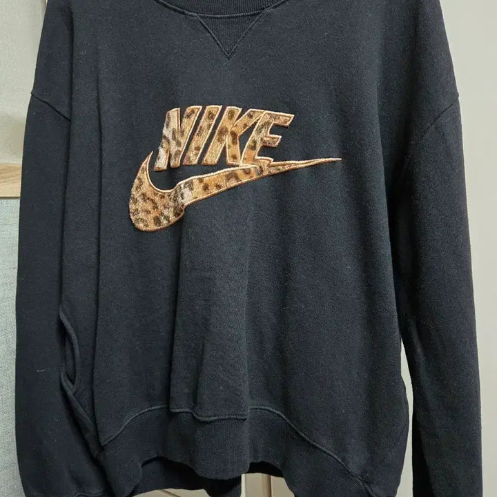 [BUNJANG] Nike Leopard Swoosh Sweatshirt / 나이키 블랙 레오파드 스우시 맨투맨