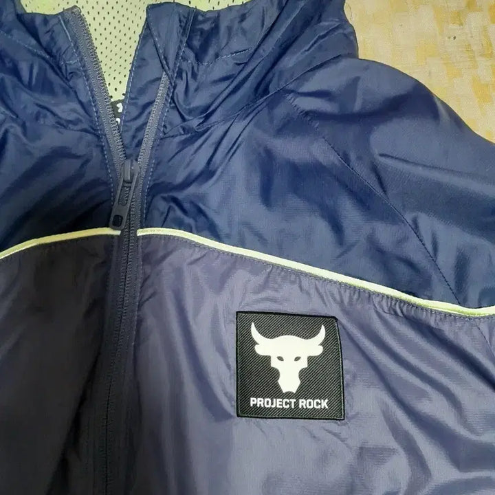 [SOLD OUT] [상태최상]언더아머 프로젝트락 바람막이 후드 자켓 M