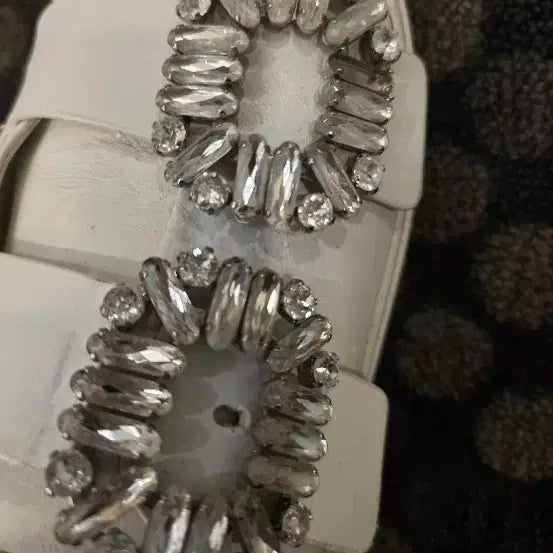 [SOLD OUT] 로저비비에 크리스탈 버클 슬립온 스니커즈 화이트