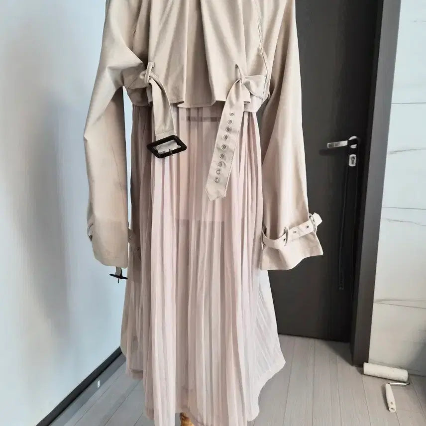 [BUNJANG] Pleated Back Trench Coat / 반전 뒷태! 살랑살랑 플리츠 배색 트렌치코트