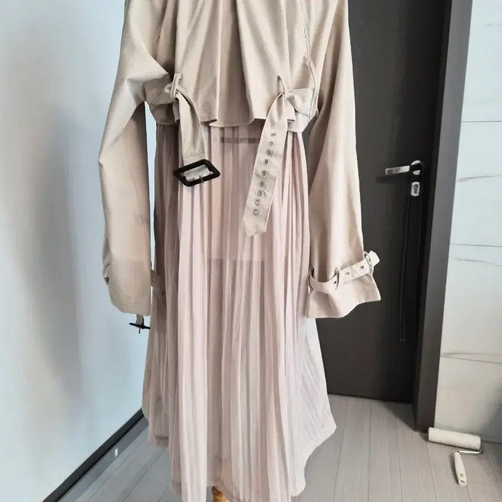 [BUNJANG] Pleated Back Trench Coat / 반전 뒷태! 살랑살랑 플리츠 배색 트렌치코트