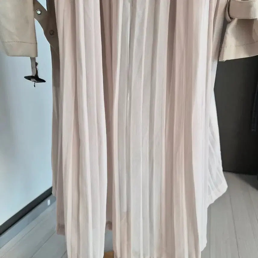 [BUNJANG] Pleated Back Trench Coat / 반전 뒷태! 살랑살랑 플리츠 배색 트렌치코트