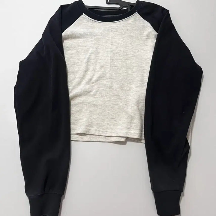 [SOLD OUT] 배색 크롭 맨투맨 티셔츠