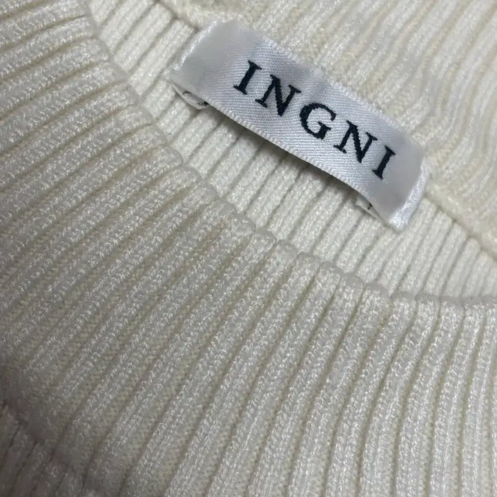 [BUNJANG] Ingni Off-Shoulder Knit Top / 잉그니 퍼 어깨트임니트 화이트 스나계 걸리 양산형