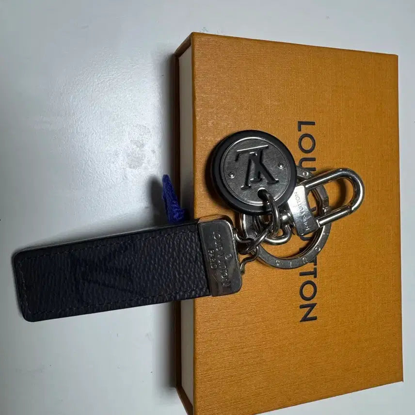 [SOLD OUT] 루이비통 네오 LV 클럽 백 참 키링 판매 합니다