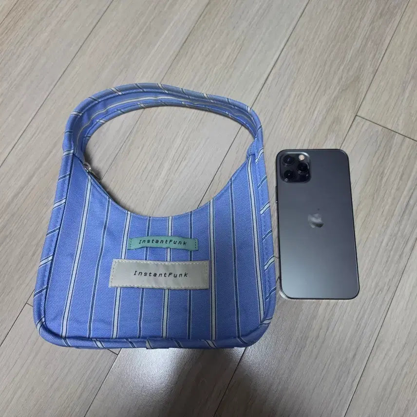 [BUNJANG] InstantFunk Stripe Shoulder Bag / 재판매) 인스턴트펑크 스트라이프 숄더백 판매합니다.