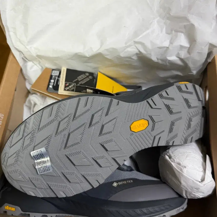[BUNJANG] Nepa Gore-Tex Vibram Trekking Shoes 265 / 네파 고어텍스 비브람 트래킹화 265