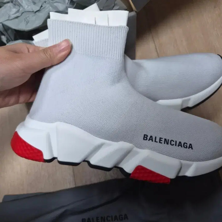 [BUNJANG] Balenciaga Speedrunner Sneakers White/Red / 발렌시아가 스피드러너 스니커즈 화이트/레드