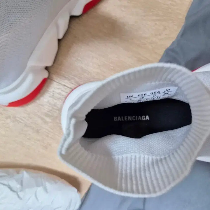 [BUNJANG] Balenciaga Speedrunner Sneakers White/Red / 발렌시아가 스피드러너 스니커즈 화이트/레드
