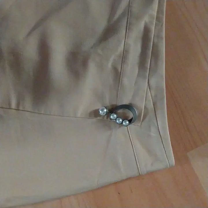 [BUNJANG] Kenneth Lady Beige Pearl Embellished Skirt / 연한계란색스커트 진주 장식