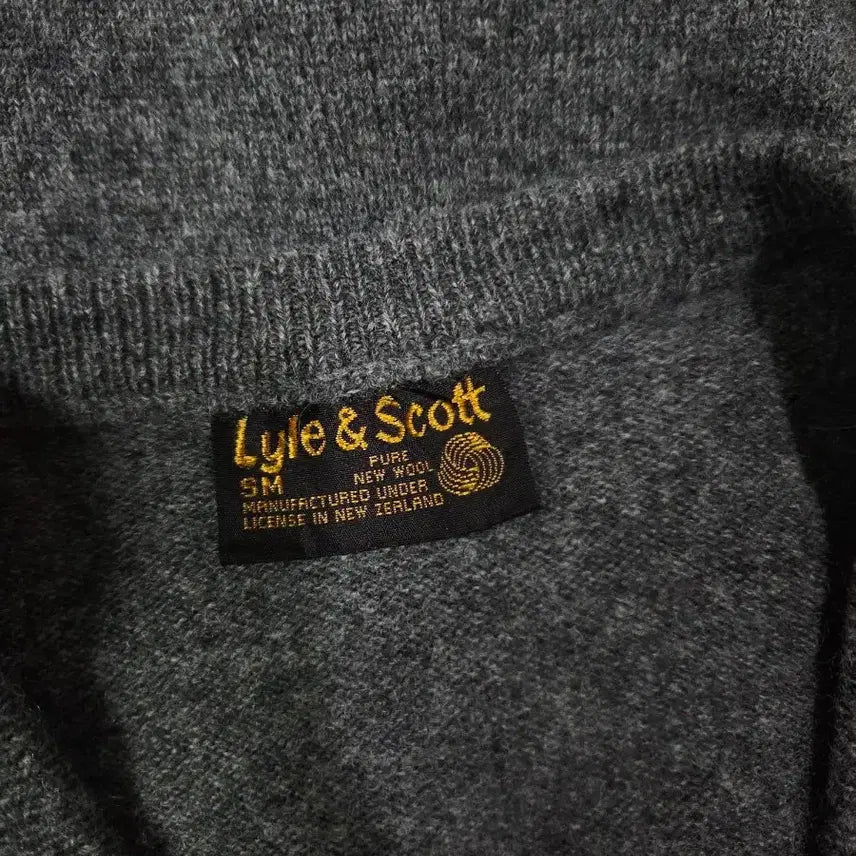 [BUNJANG] Lyle &amp; Scott Charcoal Gray Argyle V-neck Knit Sweater / 라일앤스콧 차콜 그레이 아가일 브이넥 니트