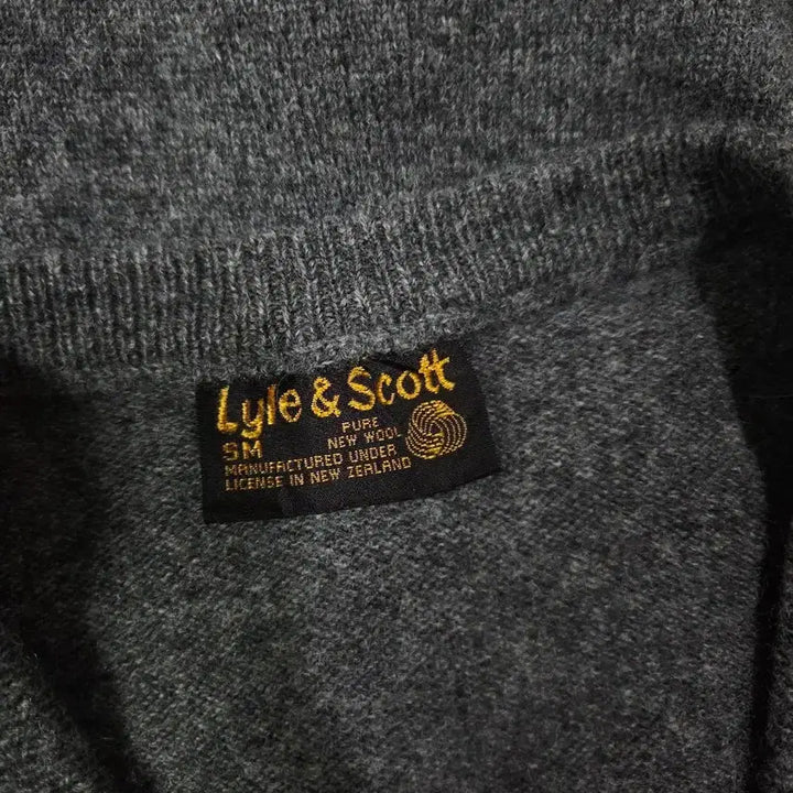 [BUNJANG] Lyle &amp; Scott Charcoal Gray Argyle V-neck Knit Sweater / 라일앤스콧 차콜 그레이 아가일 브이넥 니트