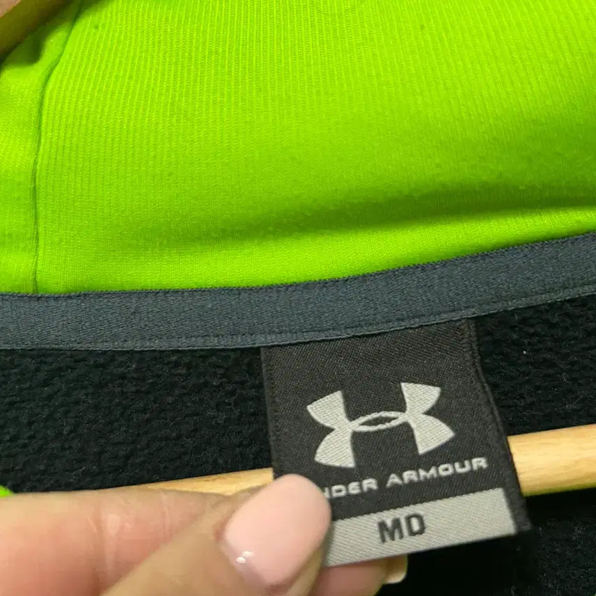 [BUNJANG] Under Armour Black Hoodie Fluorescent Logo M / 언더아머 블랙 후드티 형광색 로고 M