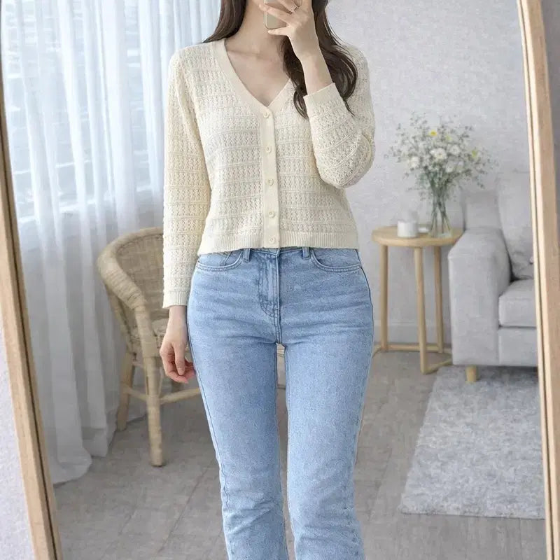 [BUNJANG] Ivory Punching Knit V-neck Crop Cardigan / 아이보리 펀칭 니트 가디건 브이넥 크롭 여리핏 (2025년 제작)