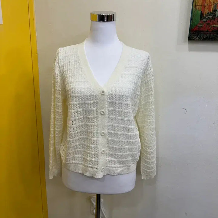 [BUNJANG] Ivory Punching Knit V-neck Crop Cardigan / 아이보리 펀칭 니트 가디건 브이넥 크롭 여리핏 (2025년 제작)