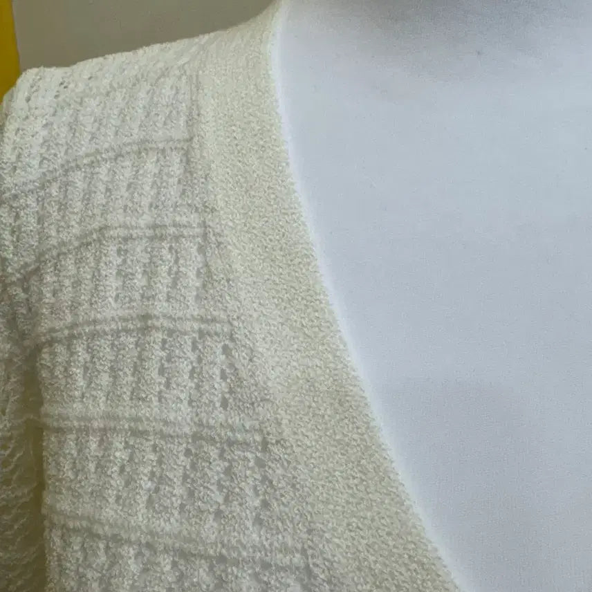 [BUNJANG] Ivory Punching Knit V-neck Crop Cardigan / 아이보리 펀칭 니트 가디건 브이넥 크롭 여리핏 (2025년 제작)