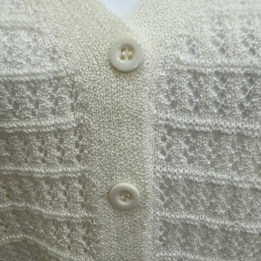 [BUNJANG] Ivory Punching Knit V-neck Crop Cardigan / 아이보리 펀칭 니트 가디건 브이넥 크롭 여리핏 (2025년 제작)
