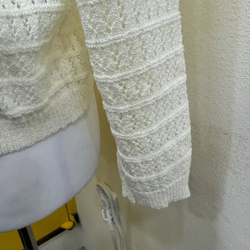 [BUNJANG] Ivory Punching Knit V-neck Crop Cardigan / 아이보리 펀칭 니트 가디건 브이넥 크롭 여리핏 (2025년 제작)