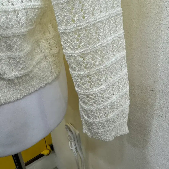 [BUNJANG] Ivory Punching Knit V-neck Crop Cardigan / 아이보리 펀칭 니트 가디건 브이넥 크롭 여리핏 (2025년 제작)