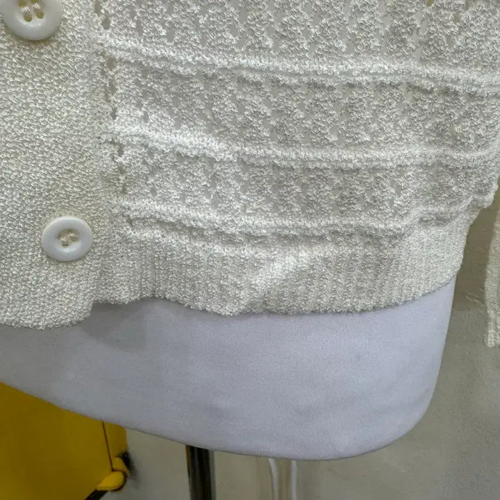 [BUNJANG] Ivory Punching Knit V-neck Crop Cardigan / 아이보리 펀칭 니트 가디건 브이넥 크롭 여리핏 (2025년 제작)