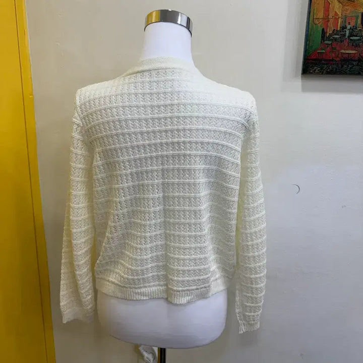 [BUNJANG] Ivory Punching Knit V-neck Crop Cardigan / 아이보리 펀칭 니트 가디건 브이넥 크롭 여리핏 (2025년 제작)