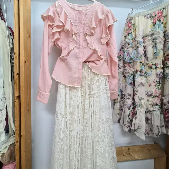 [BUNJANG] Lilly Brown Frill Embroidered Blouse / 릴리브라운 프릴자수 블라우스