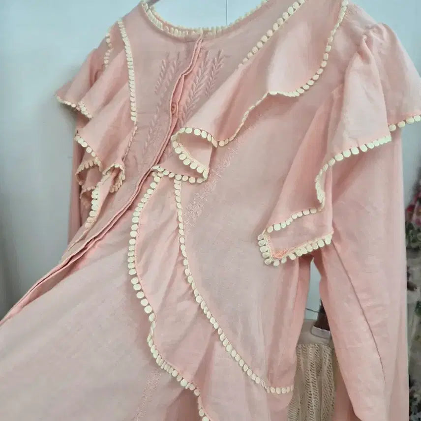 [BUNJANG] Lilly Brown Frill Embroidered Blouse / 릴리브라운 프릴자수 블라우스