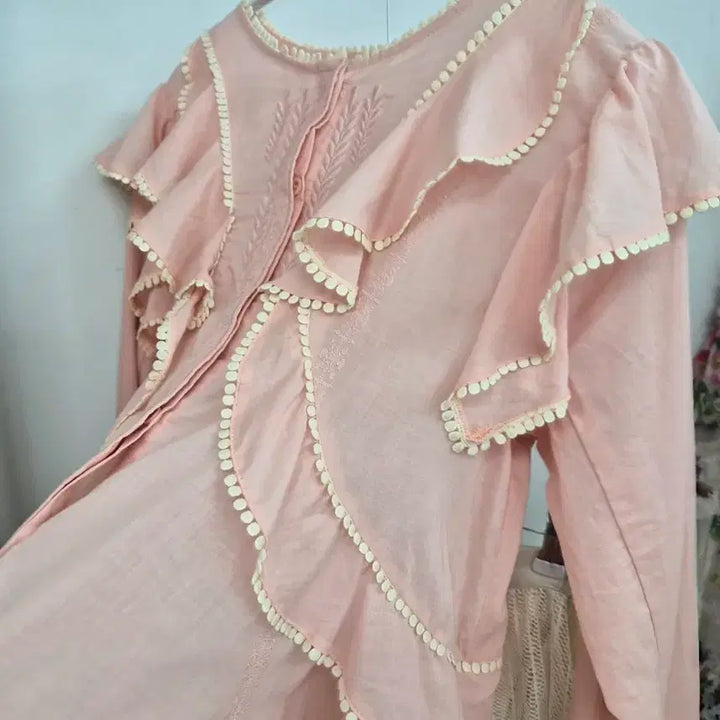 [BUNJANG] Lilly Brown Frill Embroidered Blouse / 릴리브라운 프릴자수 블라우스