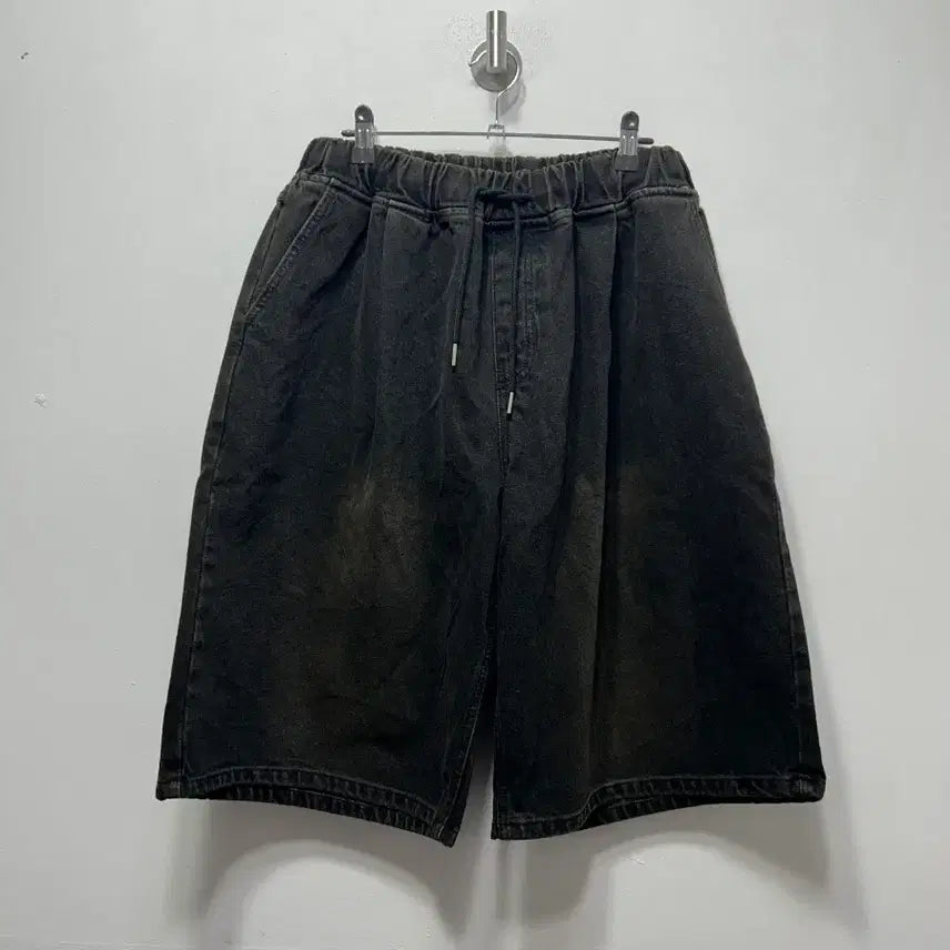 [BUNJANG] Black Wide Denim Shorts with Waist Band - Size 2 / 워싱 블랙 와이드  데님 반바지 허리밴딩 2사이즈
