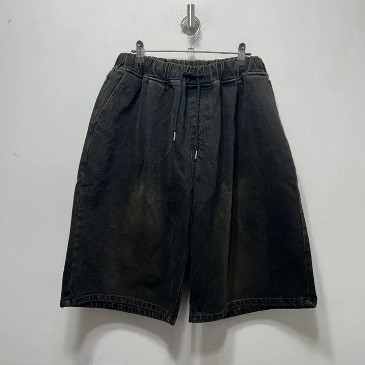[BUNJANG] Black Wide Denim Shorts with Waist Band - Size 2 / 워싱 블랙 와이드  데님 반바지 허리밴딩 2사이즈