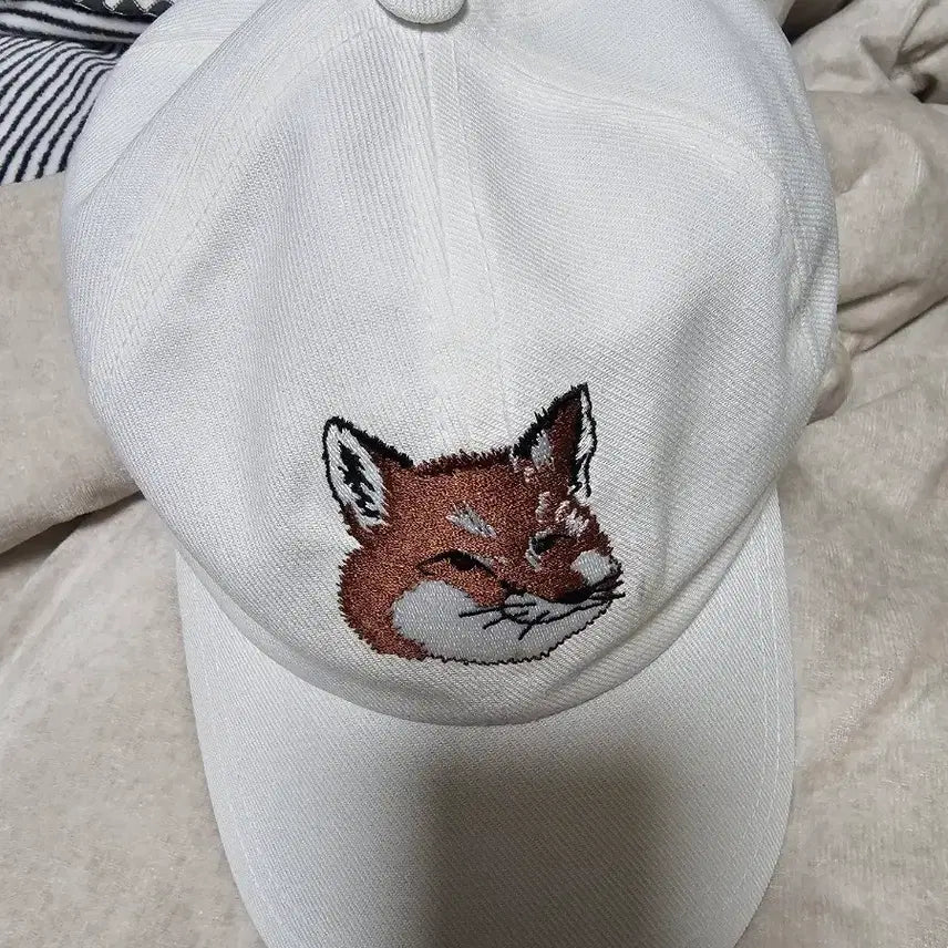 [BUNJANG] Maison Kitsune Fox Embroidered Ball Cap White / 메종키츠네 폭스 자수 볼캡 화이트
