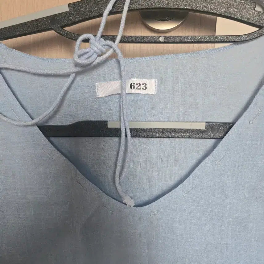 [BUNJANG] Sky Blue V-Neck Long Sleeve Blouse / 하늘색 브이넥 긴팔 블라우스