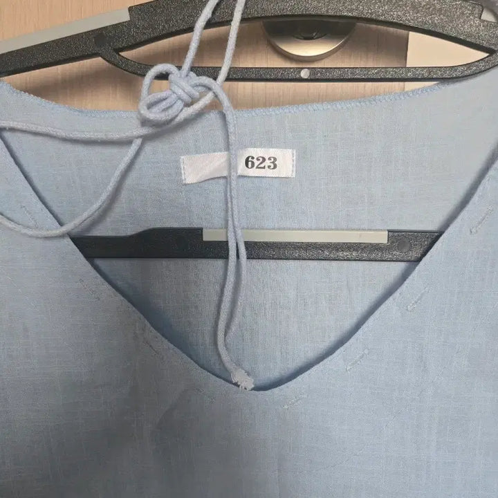 [BUNJANG] Sky Blue V-Neck Long Sleeve Blouse / 하늘색 브이넥 긴팔 블라우스