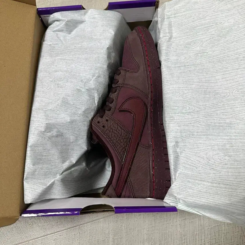 [BUNJANG] Nike SB Dunk Low Premium Burgundy Crush Sneakers / 나이키 SB 덩크 로우 프리미엄 버건디 크러쉬 270