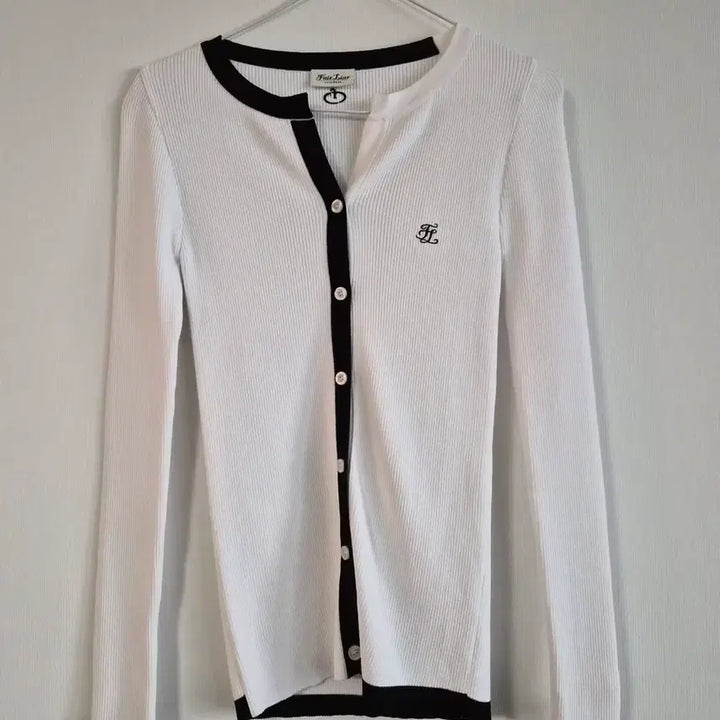 [SOLD OUT] 페어라이어 화이트 배색 가디건 새상품