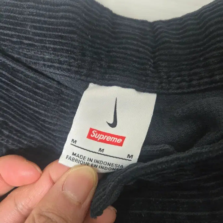 [BUNJANG] Supreme x Nike Corduroy Cargo Pants Black - 22SS M / 슈프림 x 나이키 아크 코듀로이 카고 팬츠 블랙 - 22SS M