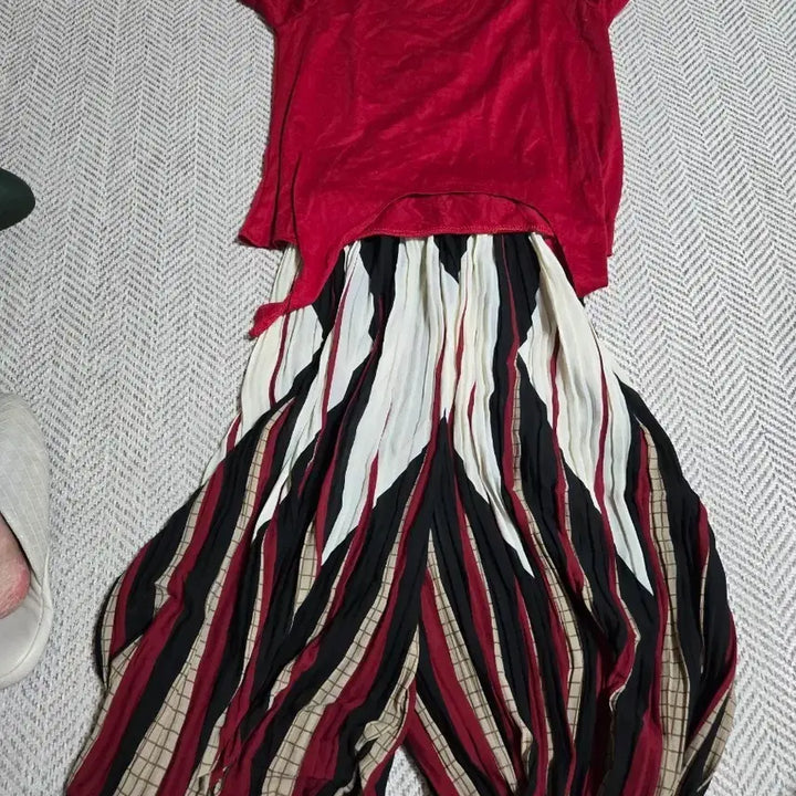 [BUNJANG] Red T-shirt + Pleated Wide Pants Set / 레드 반팔 티셔츠 + 플리츠 와이드 팬츠 세트