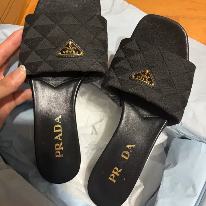 [SOLD OUT] 프라다 자수 패브릭 샌들 슬리퍼 힐 블랙