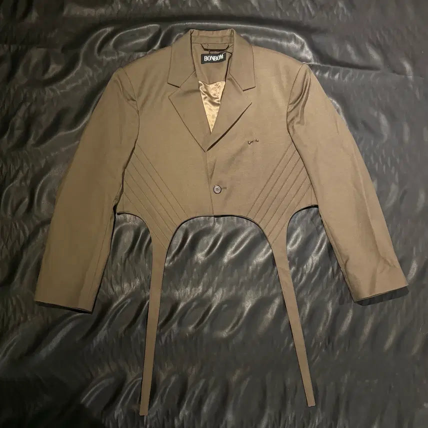 [SOLD OUT] 본봄 가터 디테일 크롭 자켓