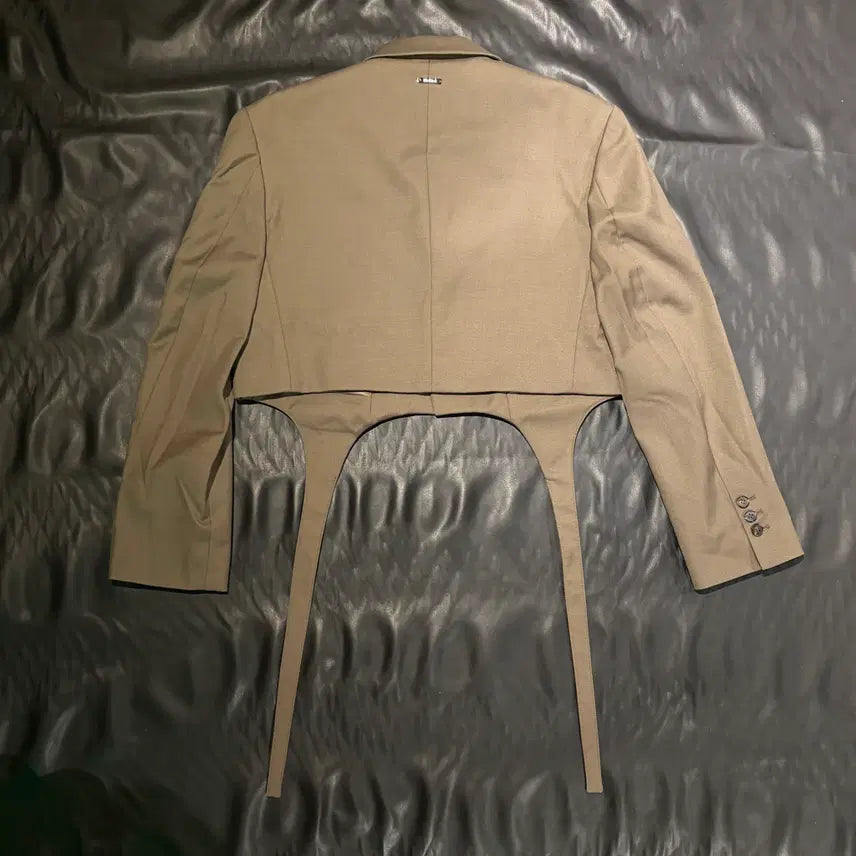[SOLD OUT] 본봄 가터 디테일 크롭 자켓