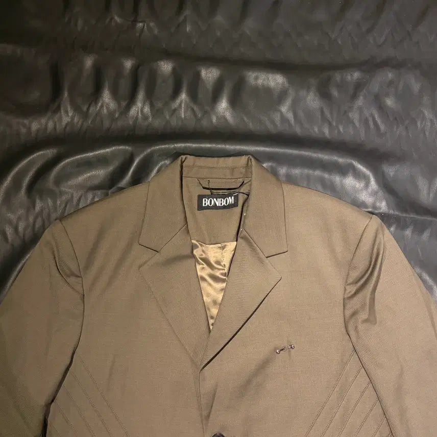 [SOLD OUT] 본봄 가터 디테일 크롭 자켓