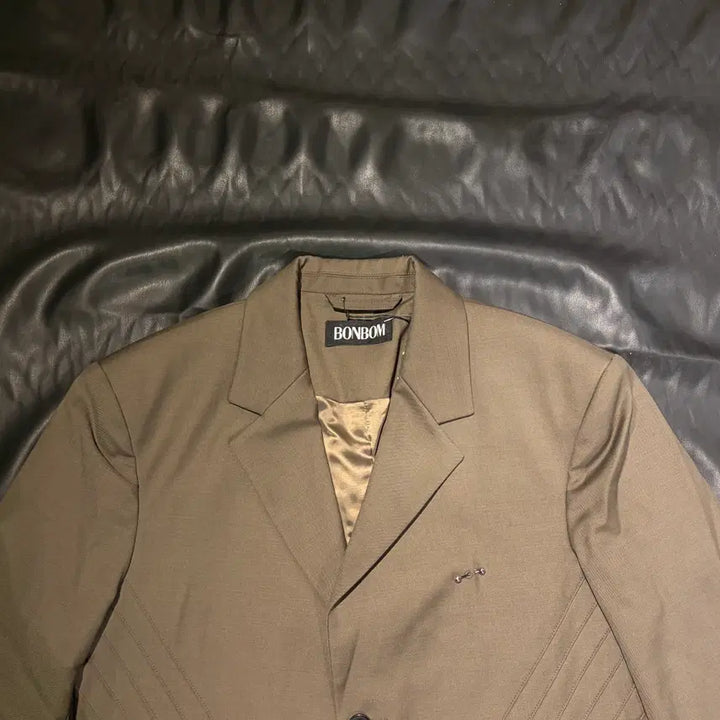 [SOLD OUT] 본봄 가터 디테일 크롭 자켓