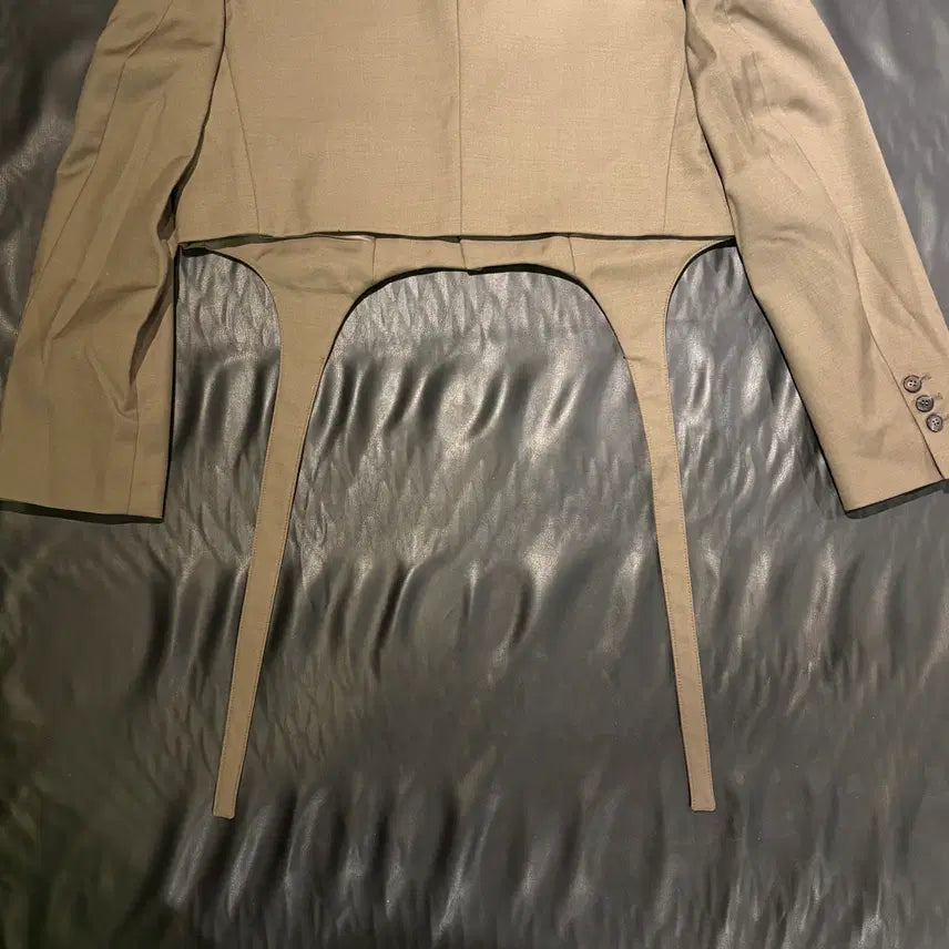 [SOLD OUT] 본봄 가터 디테일 크롭 자켓