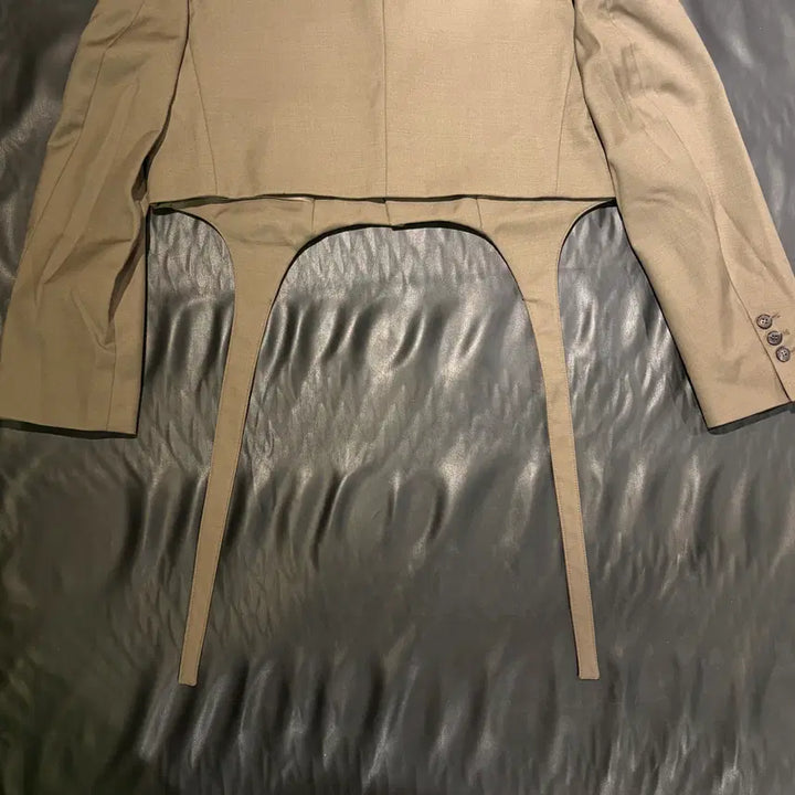 [SOLD OUT] 본봄 가터 디테일 크롭 자켓