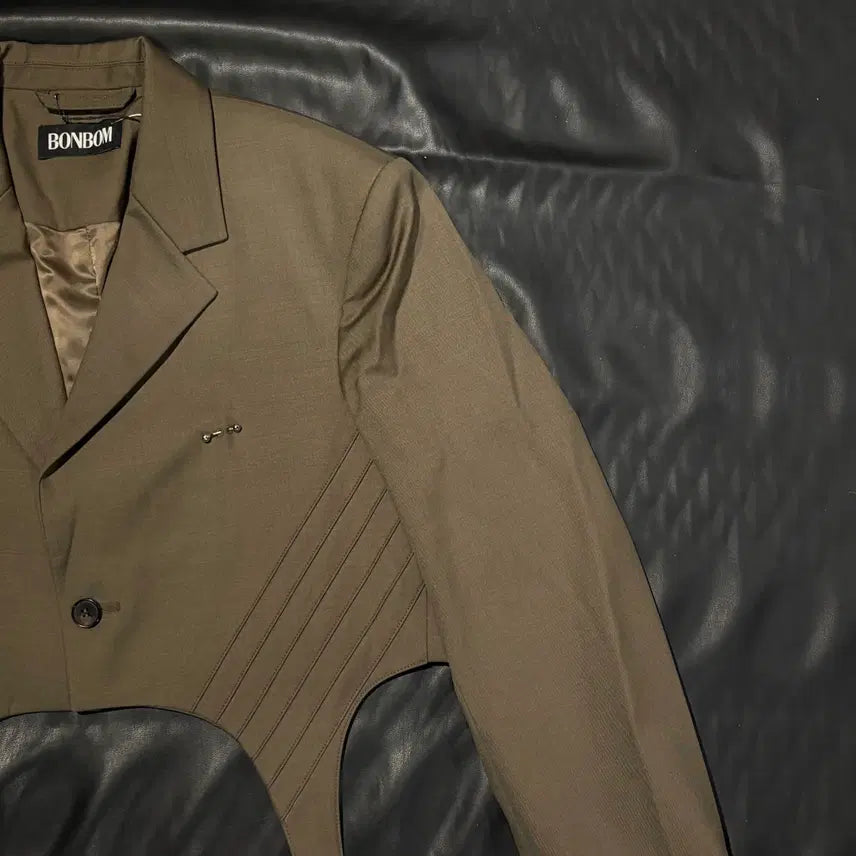 [SOLD OUT] 본봄 가터 디테일 크롭 자켓