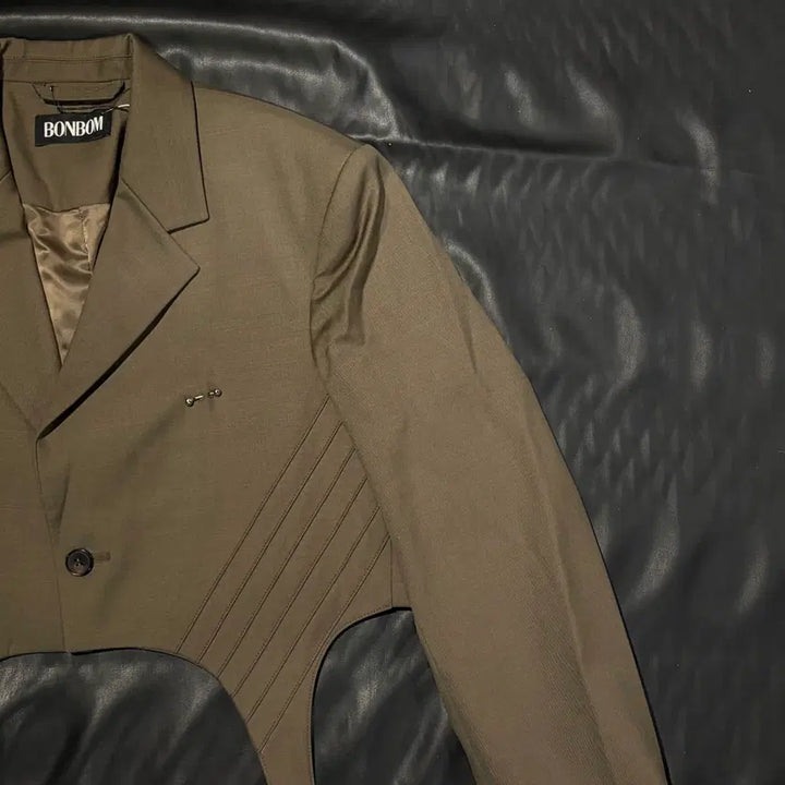 [SOLD OUT] 본봄 가터 디테일 크롭 자켓